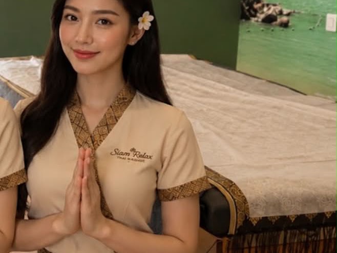 Praticienne du salon en tenue thaïlandaise traditionnelle